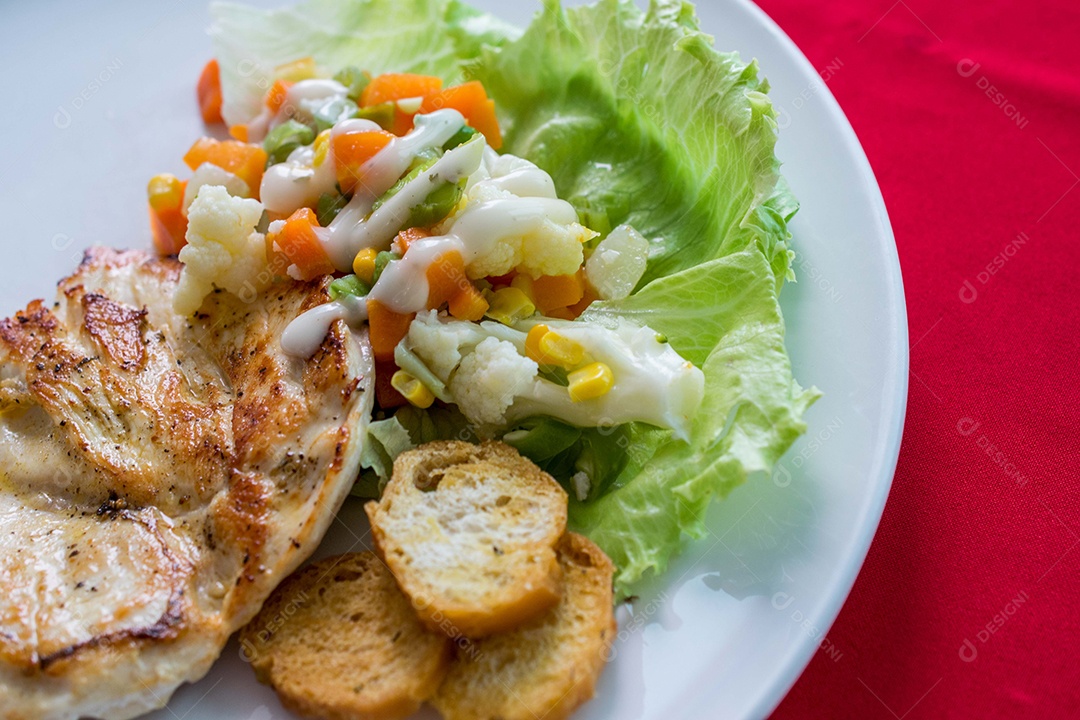 Prato de comida salada bife frito grelhado alface