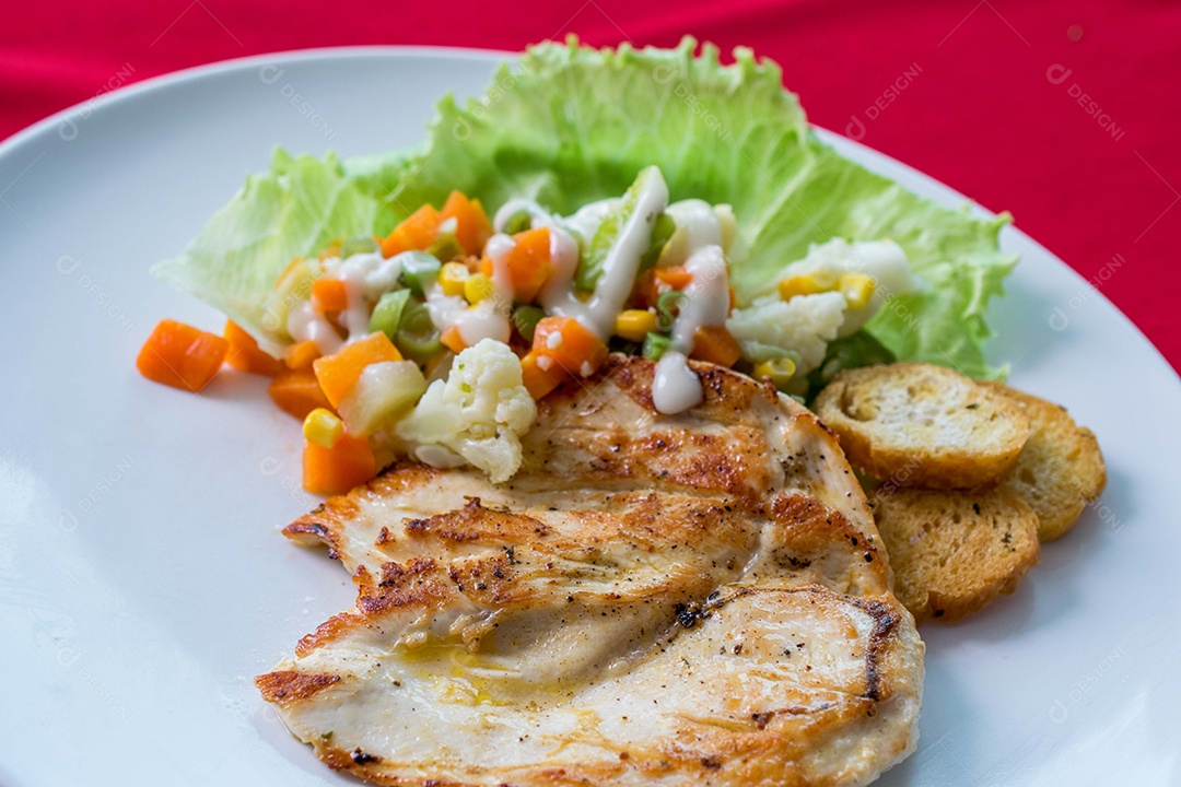 Prato de comida salada ovo frito alface