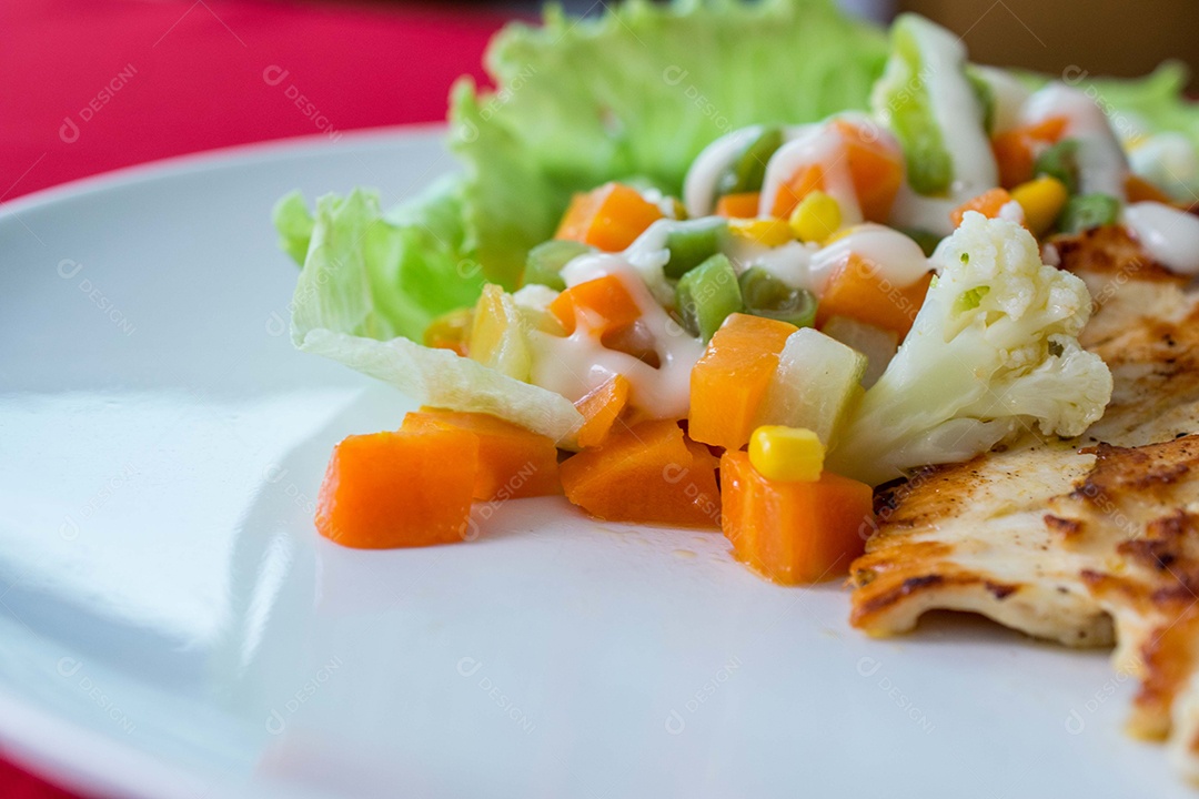 Prato de comida salada ovo frito alface