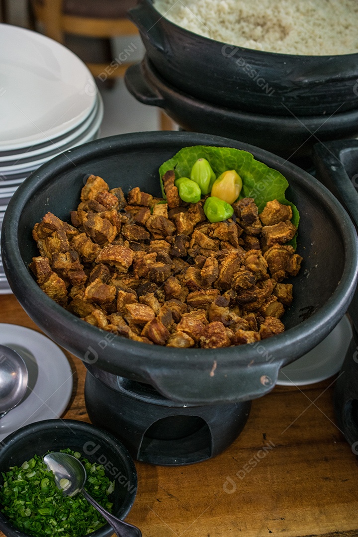 Banquete de comida panelas sobre uma mesa de madeira