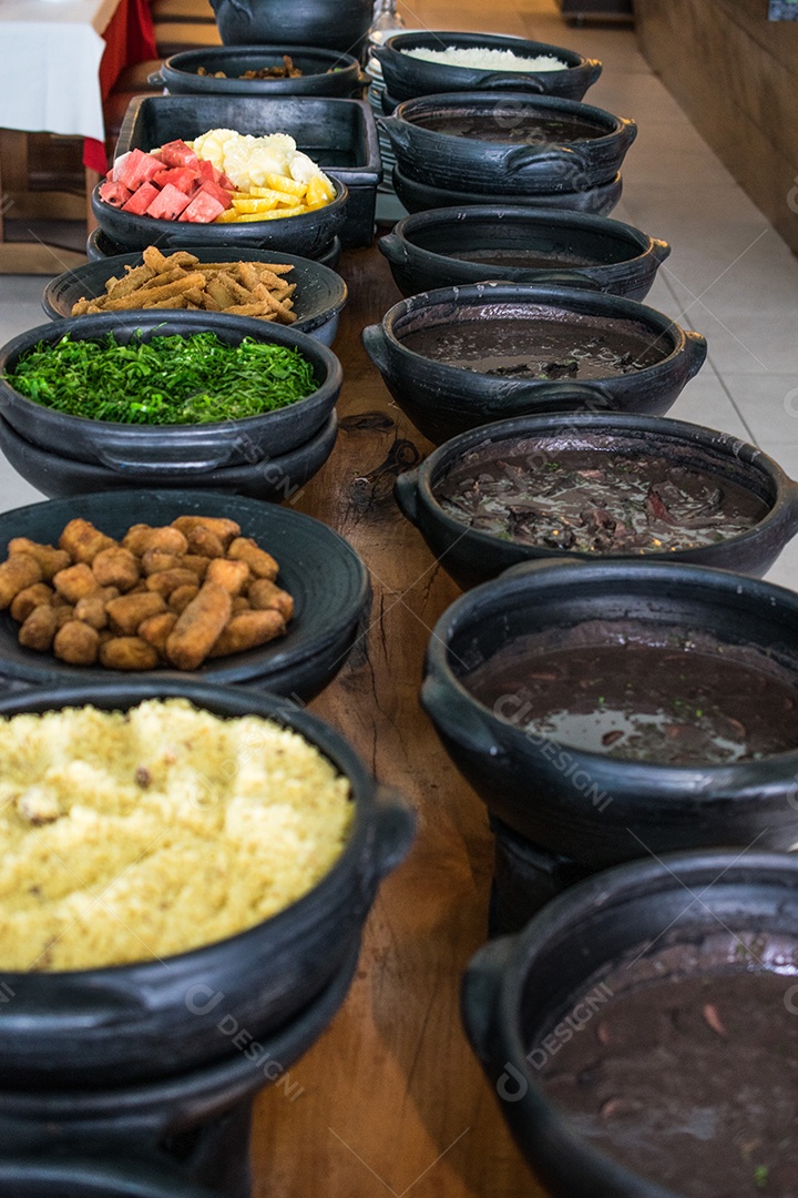 Banquete de comida panelas sobre uma mesa de madeira