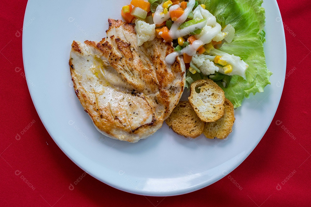 Prato de comida salada ovo frito alface