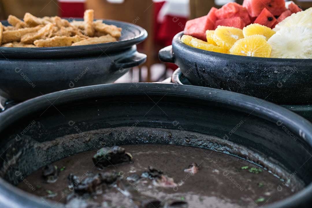 Panela de feijoada comida