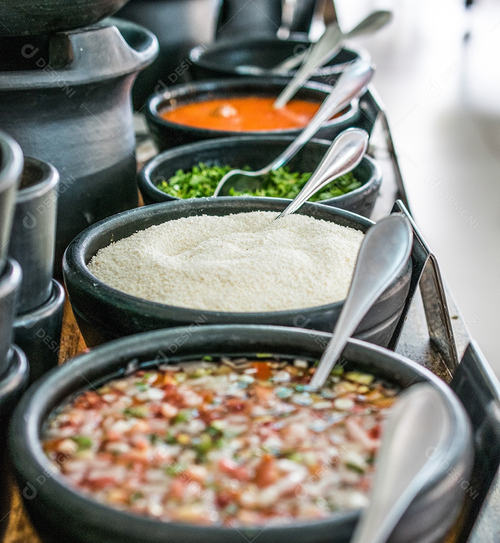 Tigelas de comida sobre um restaurante