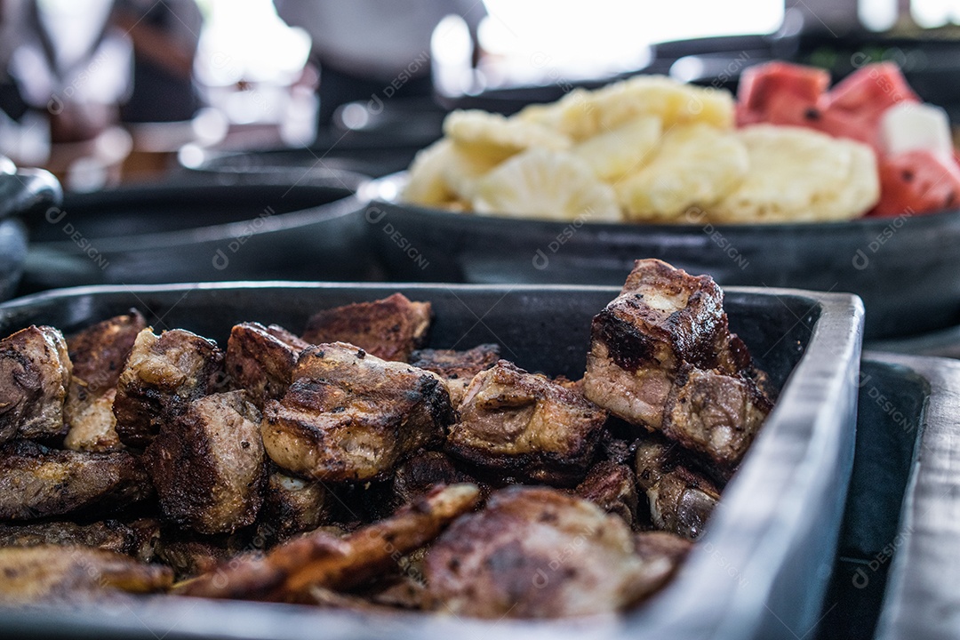 Carnes assada sobre uma bandeja restaurante