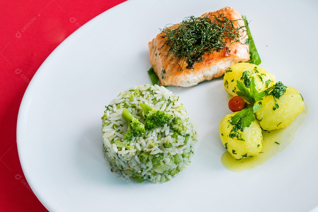 Prato de comida batata arroz bife grelhado sobre uma de restaurante