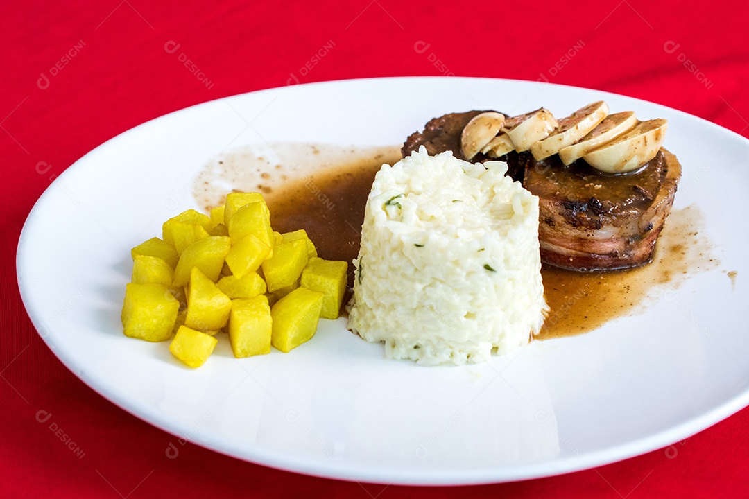 Prato de comida sobre uma de restaurante