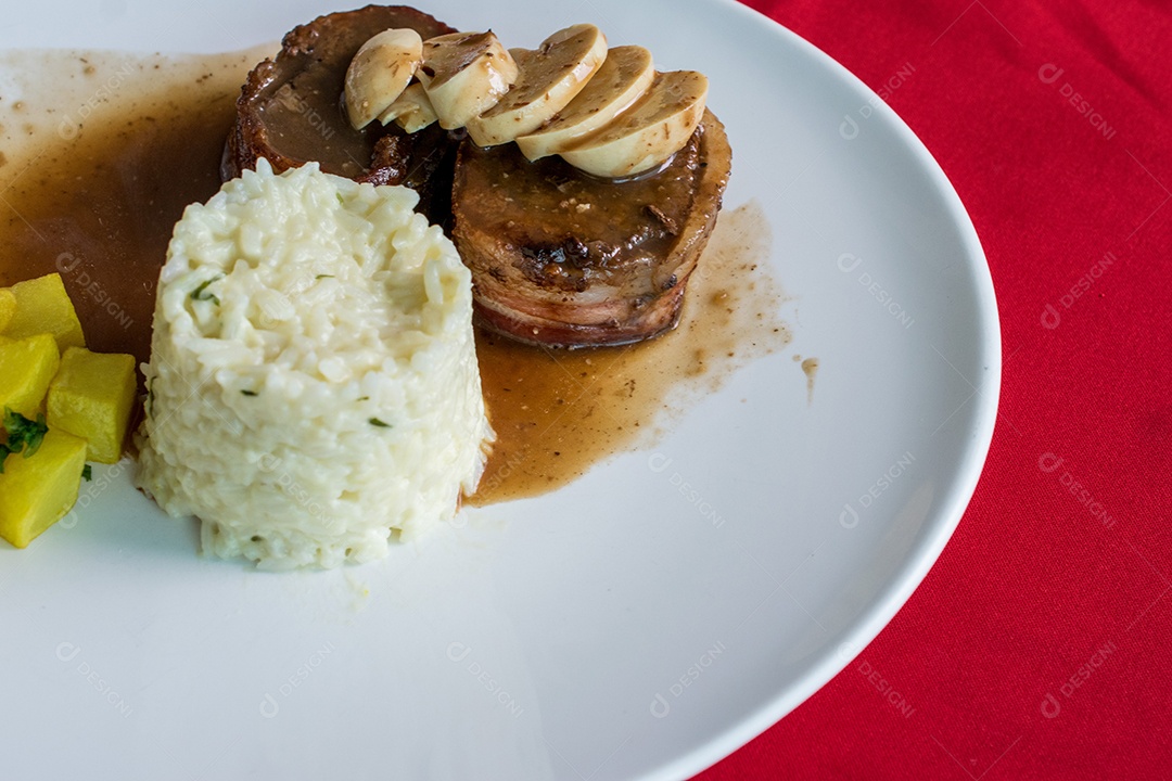 Prato de comida sobre uma de restaurante