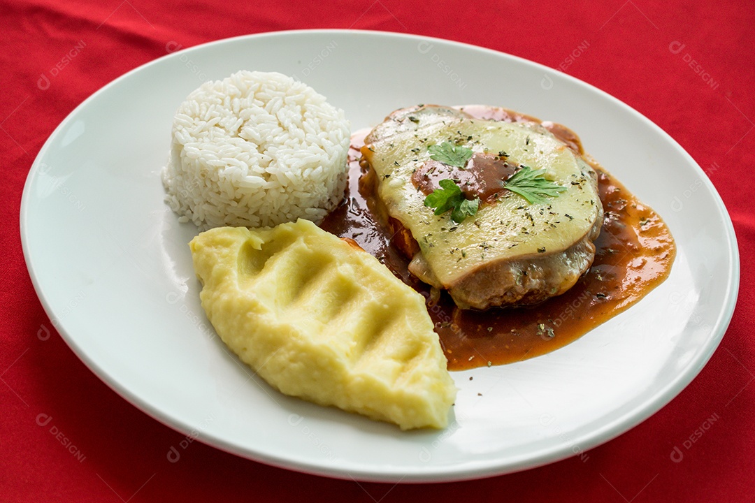 Prato de comida arroz lasanha e purê de batata