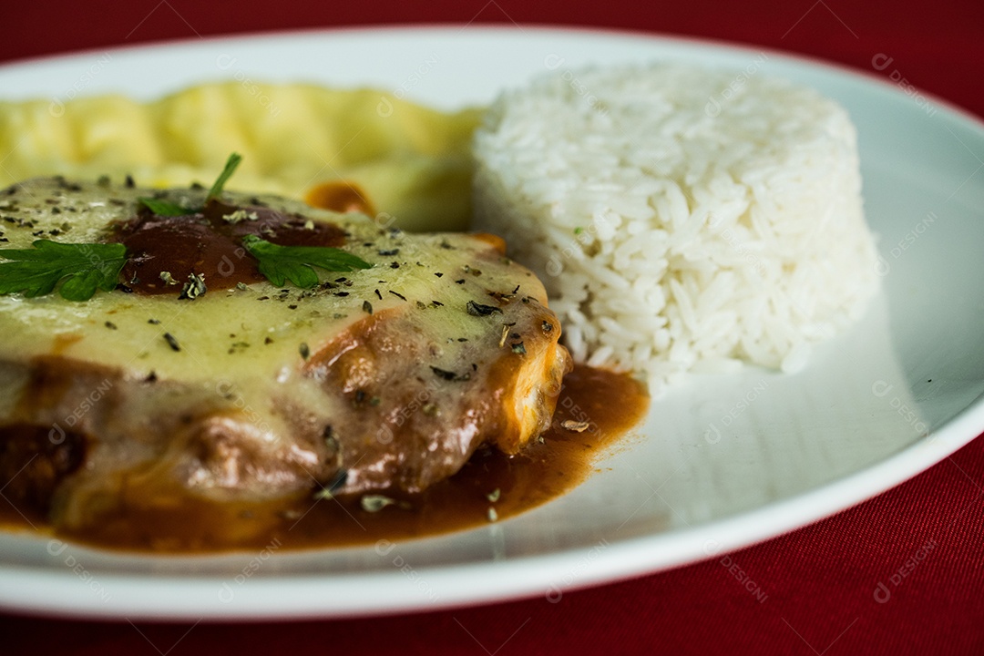 Prato de comida arroz lasanha e purê de batata