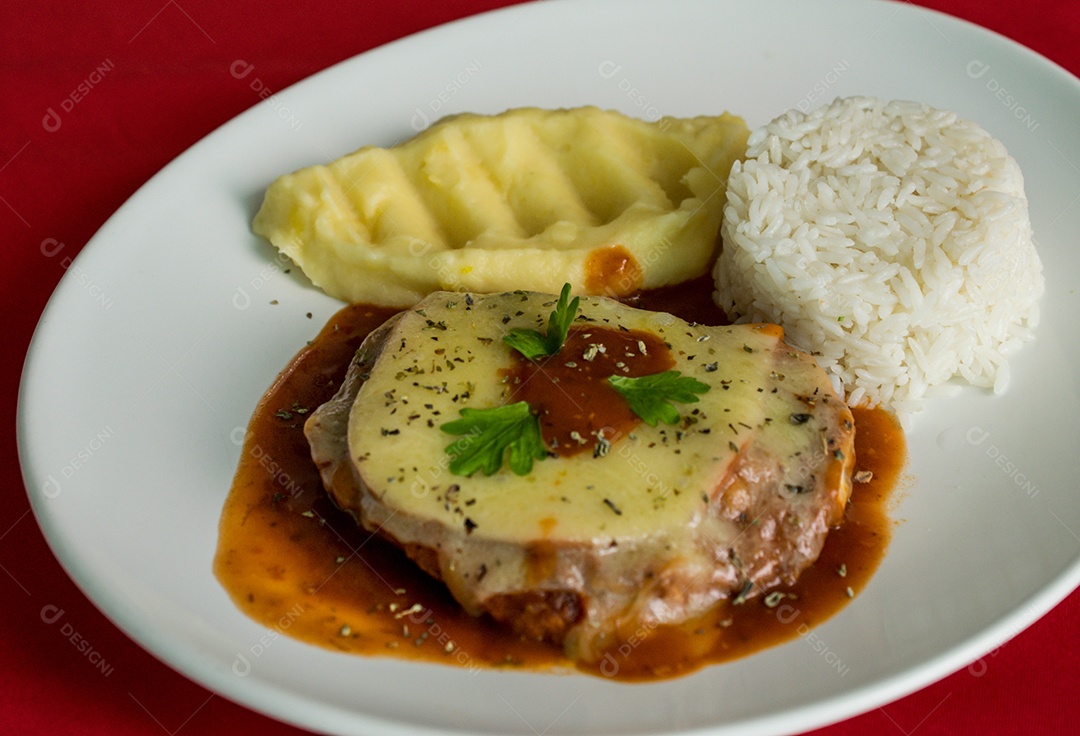 Prato de comida arroz lasanha e purê de batata