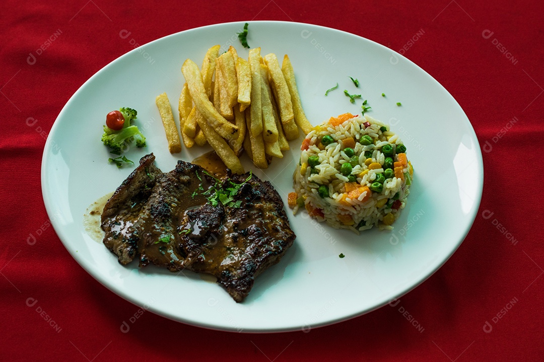 Prato de comida batata frita carne frita arroz