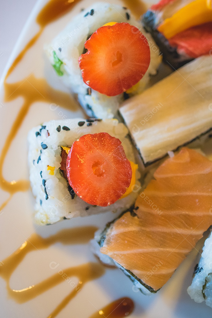 Prato de comida japonesa sushi