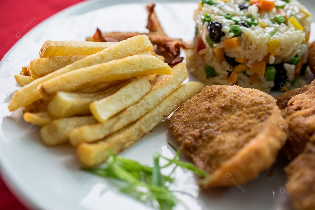 Prato de comida batata frita carne frita arroz