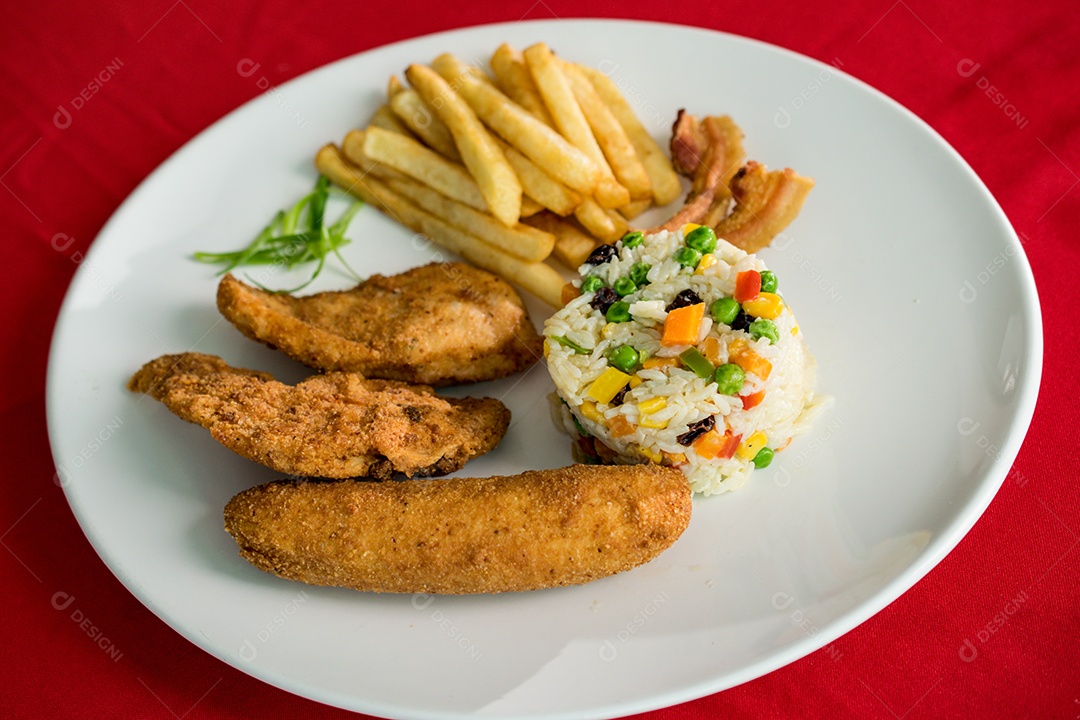 Prato de comida batata frita carne frita arroz
