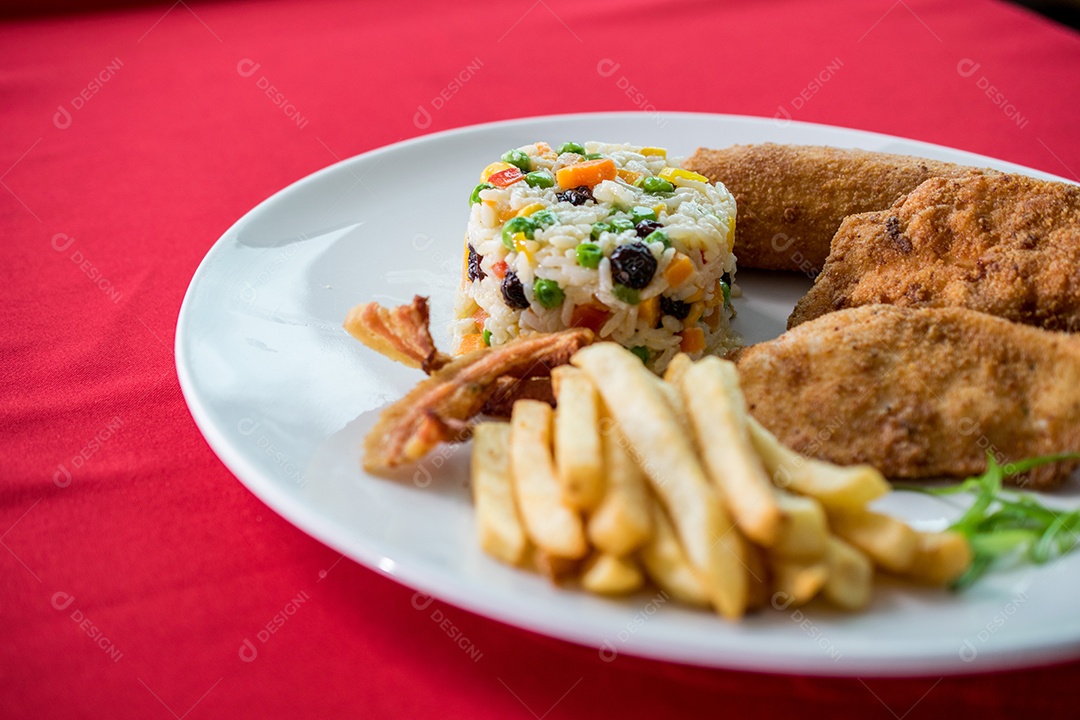 Prato de comida batata frita carne frita arroz