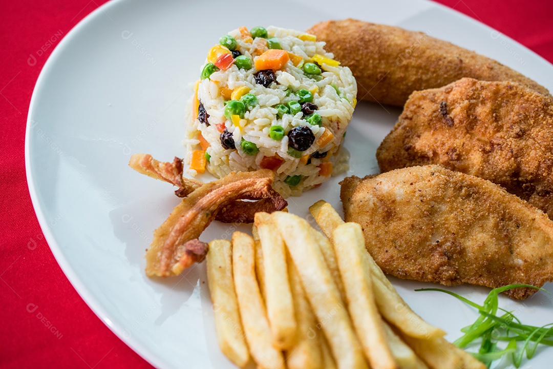 Prato de comida batata frita carne frita arroz