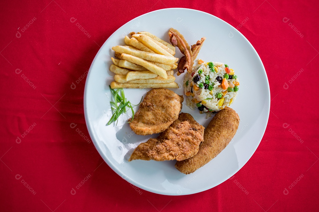 Prato de comida batata frita carne frita arroz