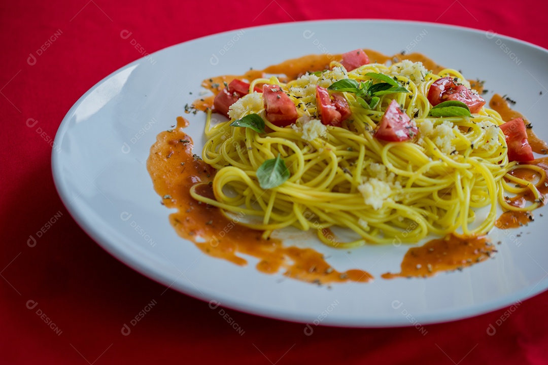 Prato de comida macarronada com molho