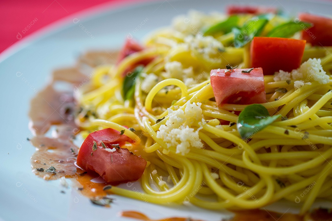 Prato de comida macarronada com molho