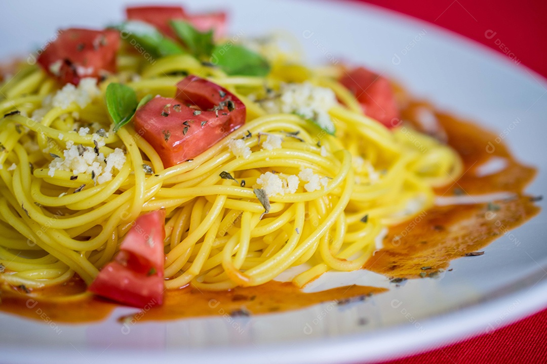 Prato de comida macarronada com molho