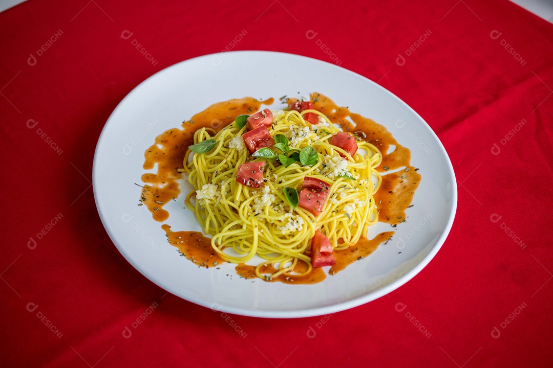 Prato de comida macarronada com molho