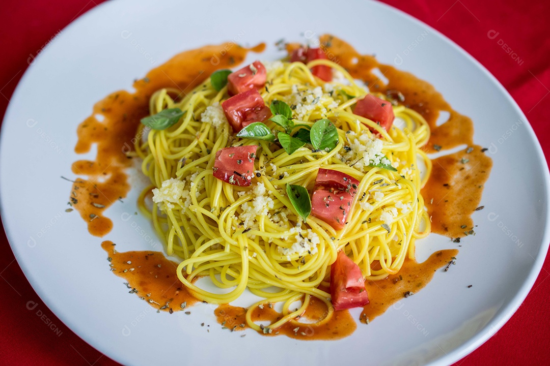 Prato de comida macarronada com molho