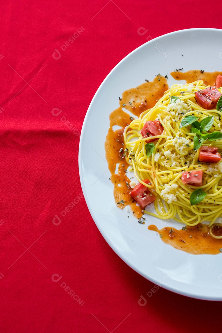 Prato de comida macarronada com molho