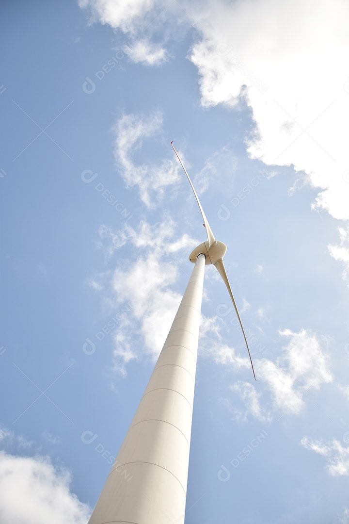 Gerador de energia de eólica sobre dia ensolarado céu nublado