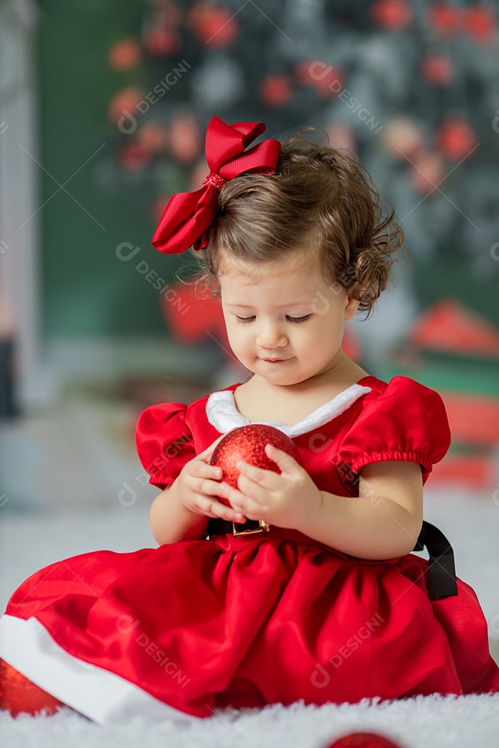 Linda menina fantasiada de Papai Noel sobre um linda casa decorada de Natal