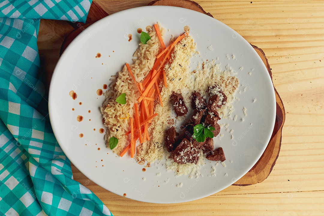 Prato de comida cenoura fatiada mesa madeira