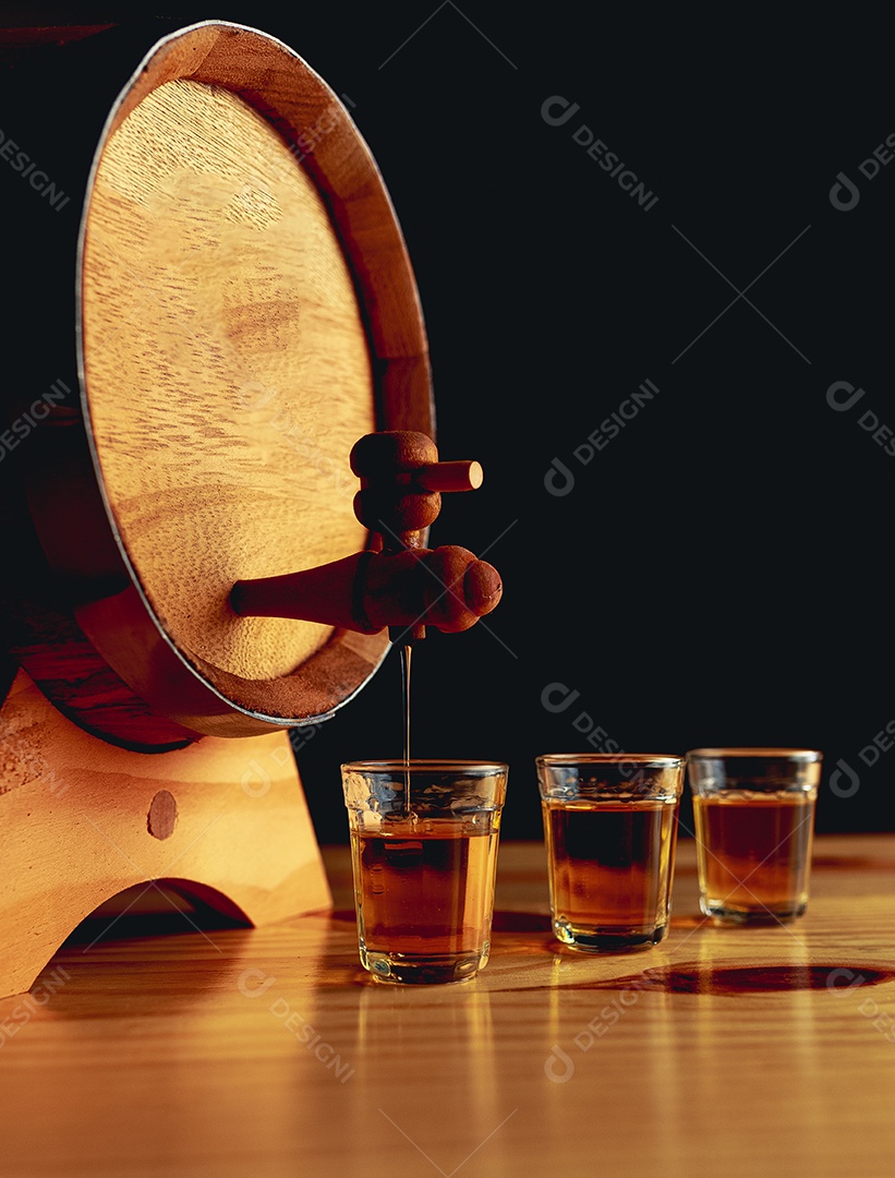 Barril de madeira de cachaça de cerveja sobre uma mesa de madeira