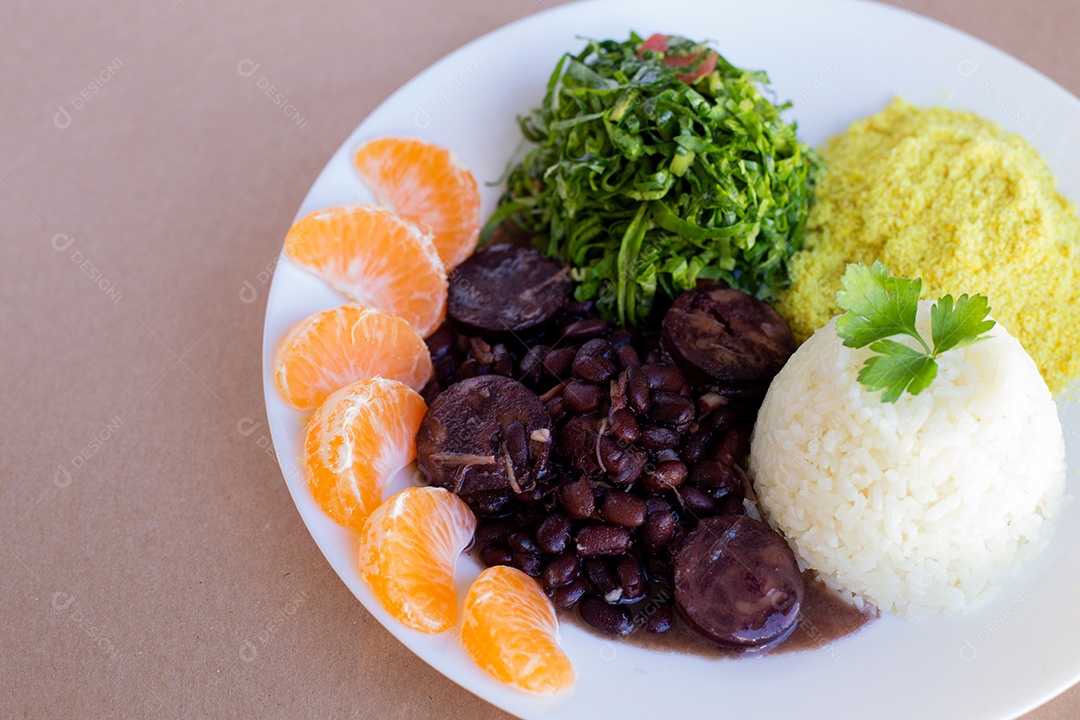 Prato tradicional brasileiro feijoada arroz farofa couve