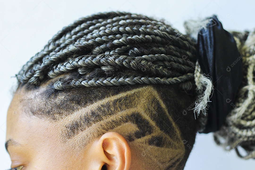 Mulher jovem cabelo trançado