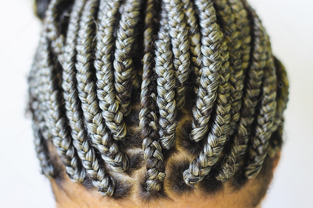 Mulher jovem cabelo trançado