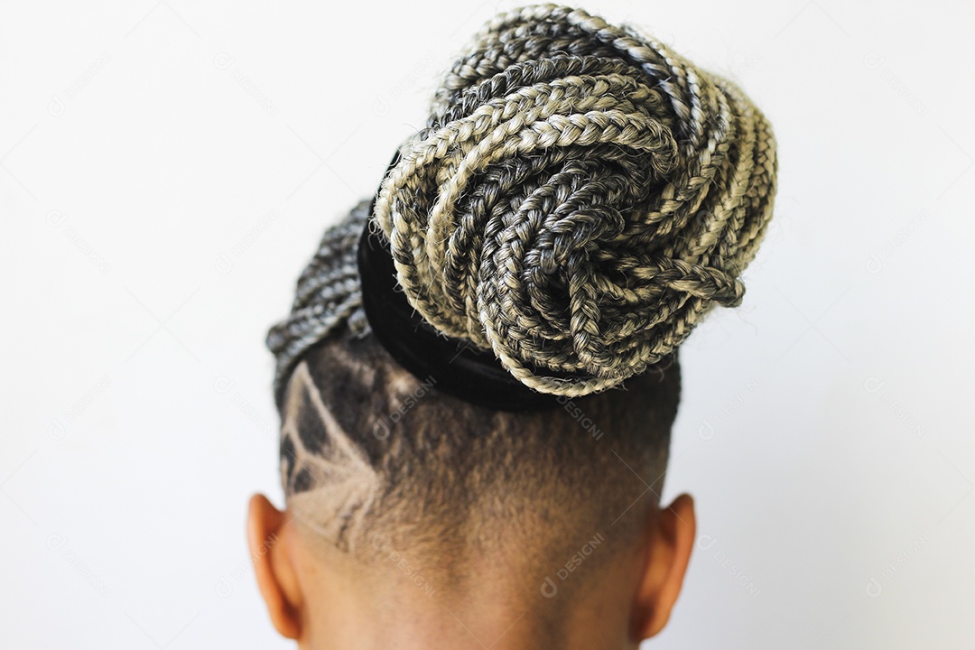 Mulher jovem cabelo trançado