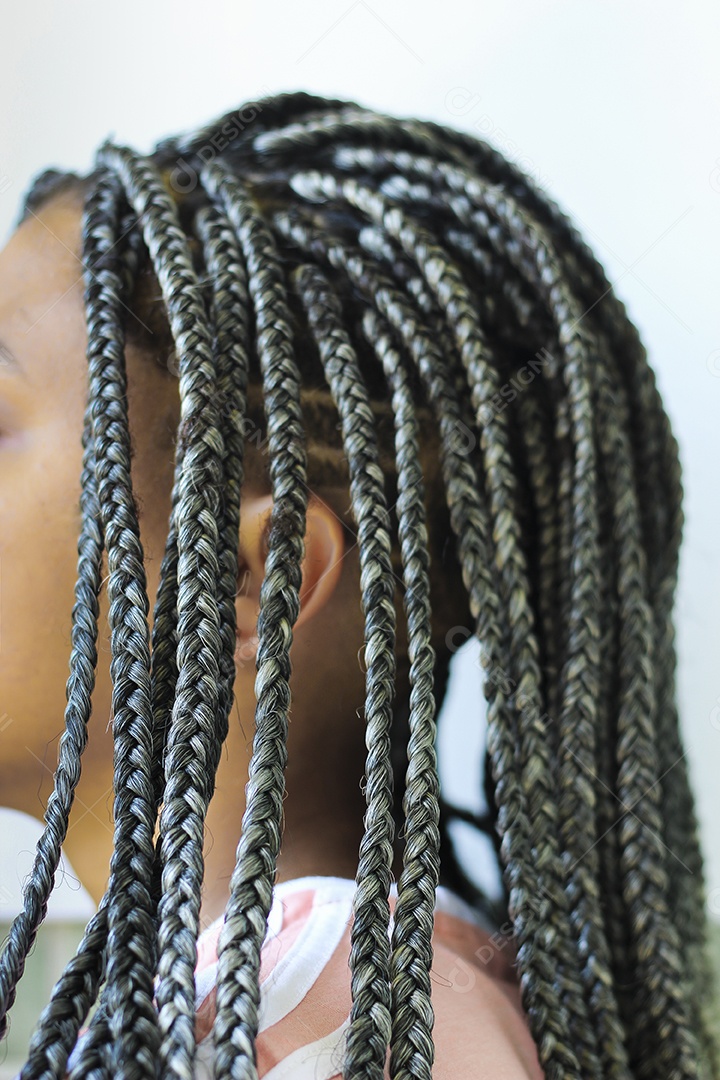 Mulher jovem cabelo trançado