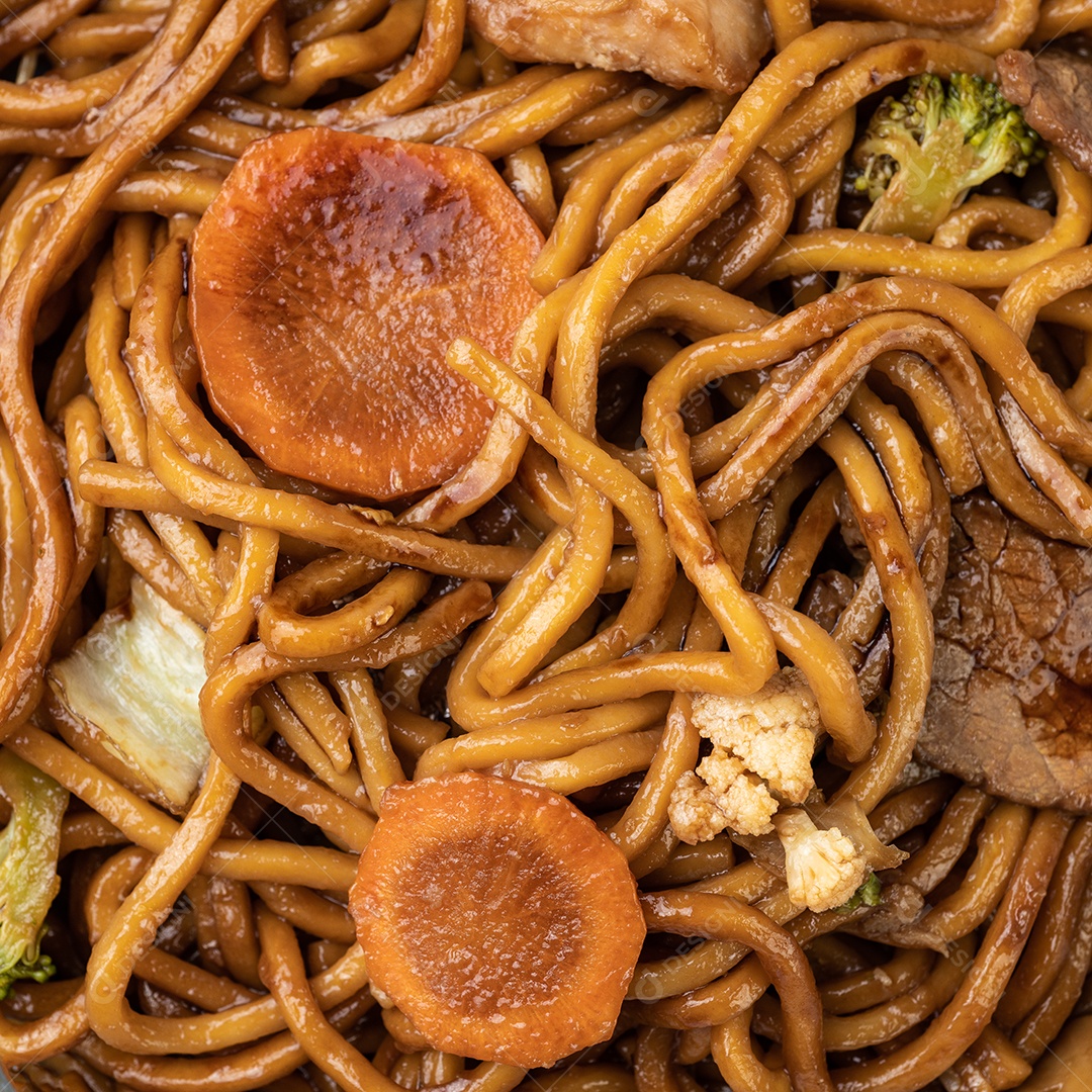 Yakisoba, massa tradicional asiática com macarrão, carne e legumes.