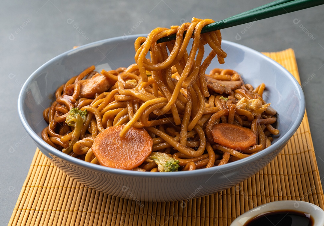 Yakisoba, massa tradicional asiática com macarrão, carne e legumes.