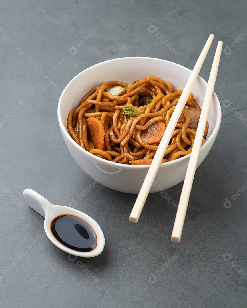 Yakisoba, massa tradicional asiática com macarrão, carne e legumes.