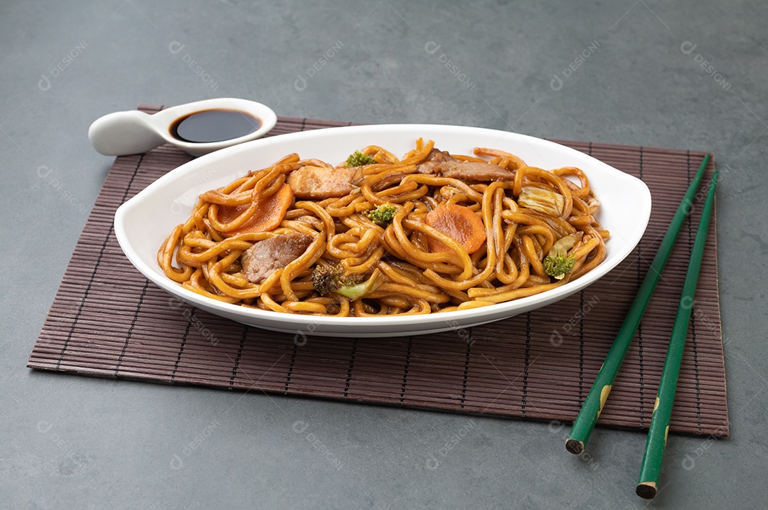 Yakisoba, massa tradicional asiática com macarrão, carne e legumes.