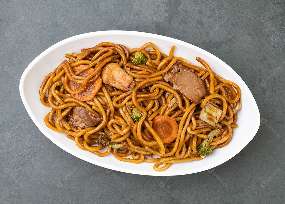 Yakisoba, massa tradicional asiática com macarrão, carne e legumes.