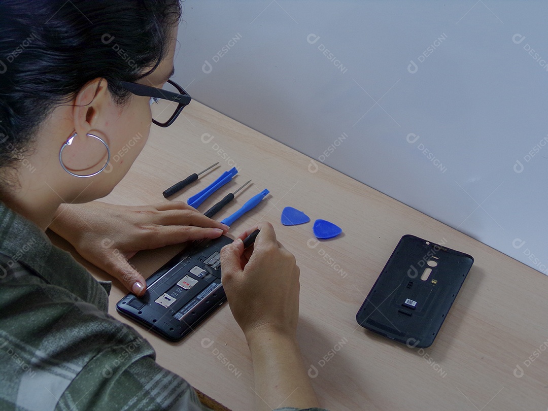 Mulher jovem garota arrumando ajeitando celular informática