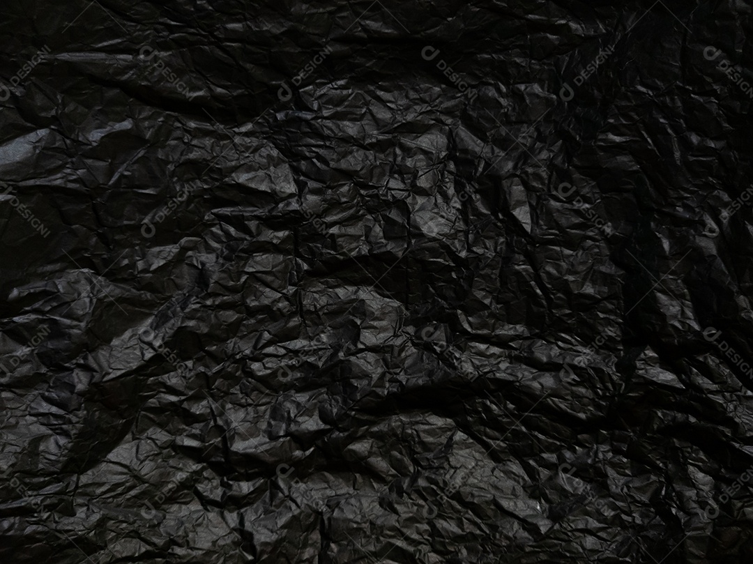 Papel preto amassado com textura. Plano de fundo texturizado preto escuro.