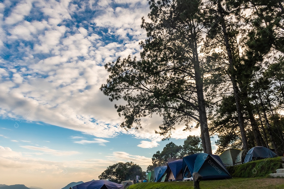 Paisagem montanhosa e tenda céu noturno dramático