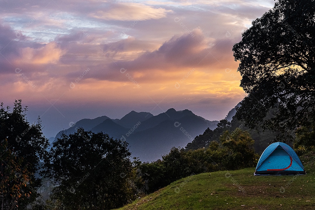 Paisagem montanhosa e tenda céu noturno dramático