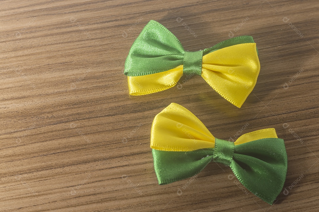 Gravata borboleta com as cores verde e amarelo do Brasil, conceito do brasil