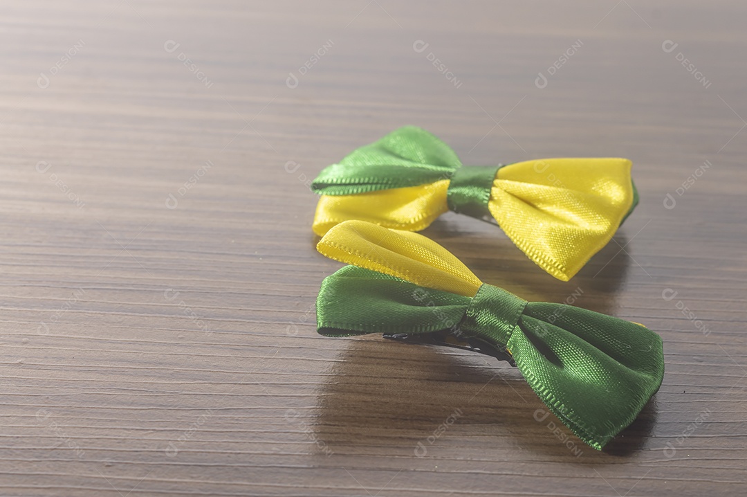 Gravata borboleta com as cores verde e amarelo do Brasil, conceito do brasil