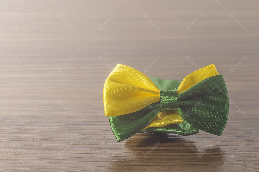 Gravata borboleta com as cores verde e amarelo do Brasil, conceito do brasil