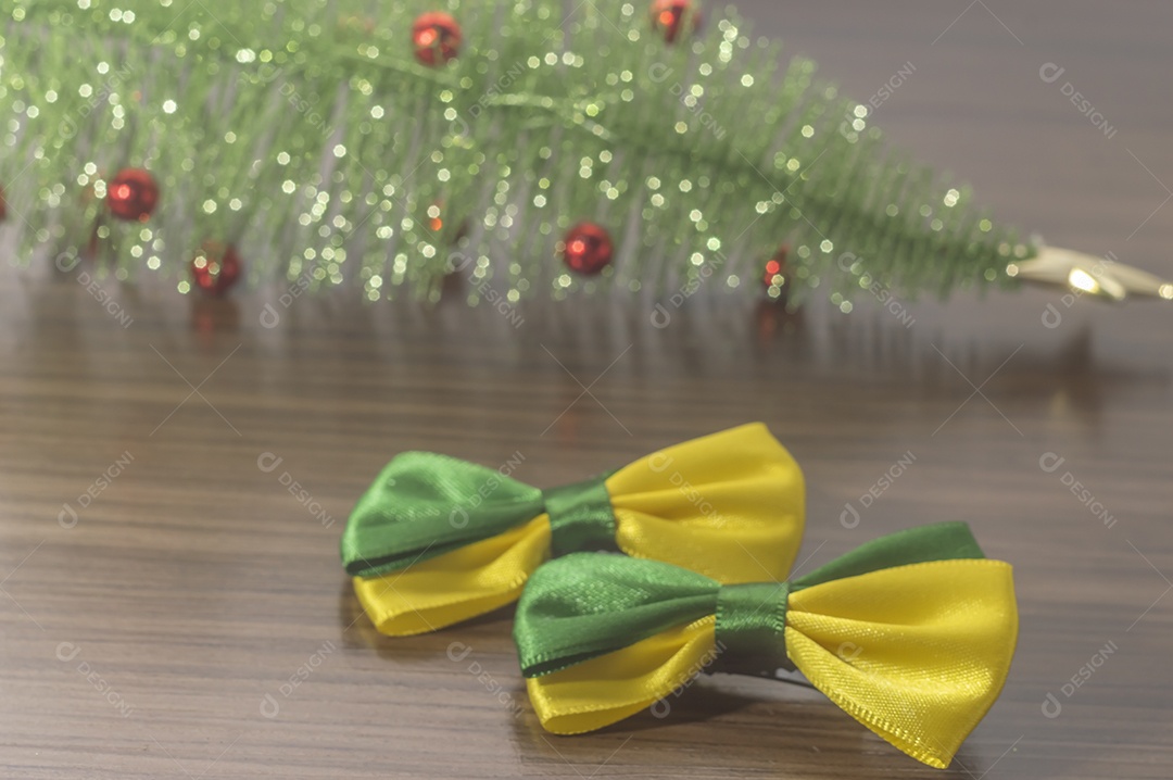 Laço com as cores verde e amarelo do Brasil e um natal